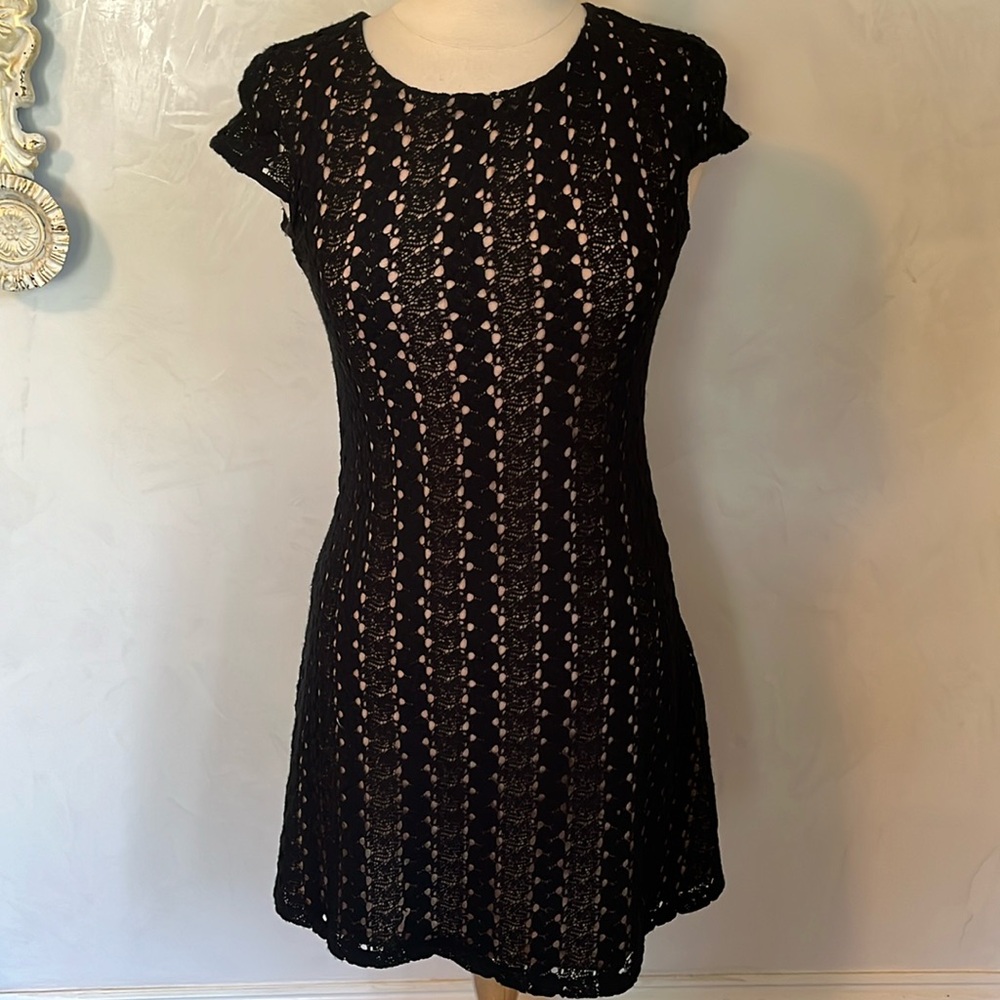 Zara Black & Tan Crochet Lace eyelet embroidered Dress w/cap sleeves Size Small